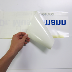 Montage Klebefolie Schritt 5: Trägerpapier ablösen