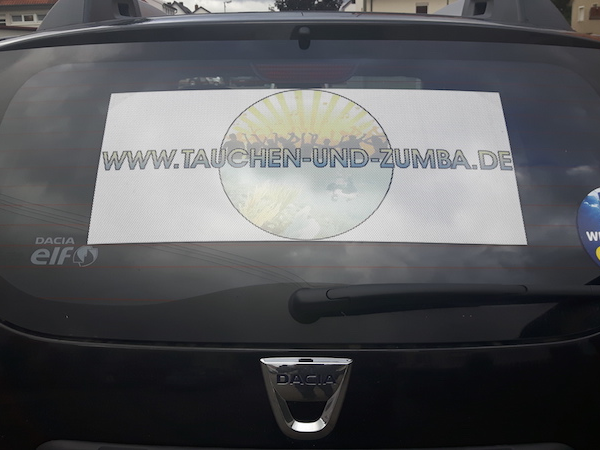 Lochfolie montiert auf einer Fahrzeug Heckscheibe (Beispiel)